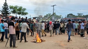 কলেজে নবীনবরণ নিয়ে ছাত্রদল-ছাত্রশিবিরের সংঘর্ষ