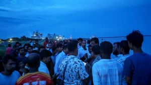 বিয়ের অনুষ্ঠানে যাওয়ার পথে ট্রলার ডুবি, ৪ জন নিখোঁজ