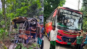চাঁদপুরে বাসের ধাক্কায় অটোরিকশা যাত্রী নিহত, আহত ৪