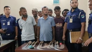 নড়াইলে আদালত এলাকা থেকে দেশীয় অস্ত্রসহ ১১ জন আটক