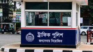 ট্রাফিক বক্সের জায়গায় অস্থায়ী দোকান