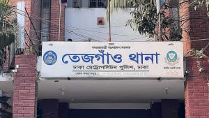 কারওয়ান বাজারে পথচারীকে ছুরিকাঘাত, আহত ‘ছিনতাইকারীকে’ মারধর