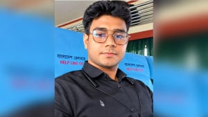 আশপাশের মেস থেকে এসেও ছাত্ররা মারধরে যোগ দেন