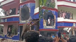 তিনতলা বাড়ি দ্বিতীয় দিনে ধ্বংসস্তূপ