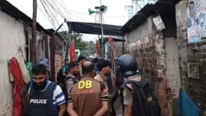 পুলিশের ওপর হামলা চালিয়ে গোপন সুড়ঙ্গে পালাল স্বেচ্ছাসেবক দল থেকে বহিষ্কৃত ওয়াকিল