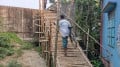 বাঁশের সাঁকো দিয়ে সেতুতে উঠে নদী পারাপার