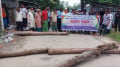 খাল দখলমুক্ত করার দাবিতে সড়ক অবরোধ করে মানববন্ধন
