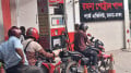 পরিমাণে কম পেট্রোল কিনে বাজেট ঠিক রাখার চেষ্টা মানুষের   