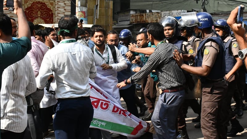 ইসলামী ব্যাংকের সামনে দুই পক্ষের উত্তেজনা