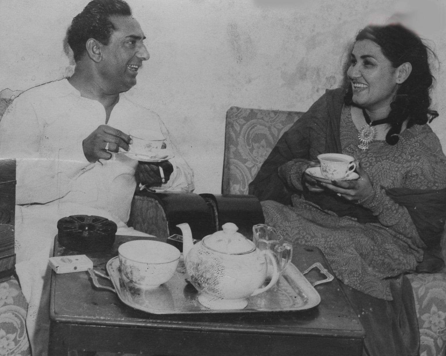 লাহোরের শাহনূর স্টুডিওতে নূর জাহান ও গোলাম হায়দার। ছবি: এক্সপ্রেস আর্কাইভস