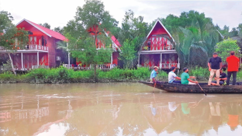 সুন্দরবনের ঘাগরামারী খালের পাশে নিকুঞ্জ ভ্যালি রিসোর্ট। বন বিভাগের অনুমতি ছাড়া খালে প্রবেশ নিষেধ, তবে কেউ তা মানে না। সম্প্রতি তোলা	-সমকাল