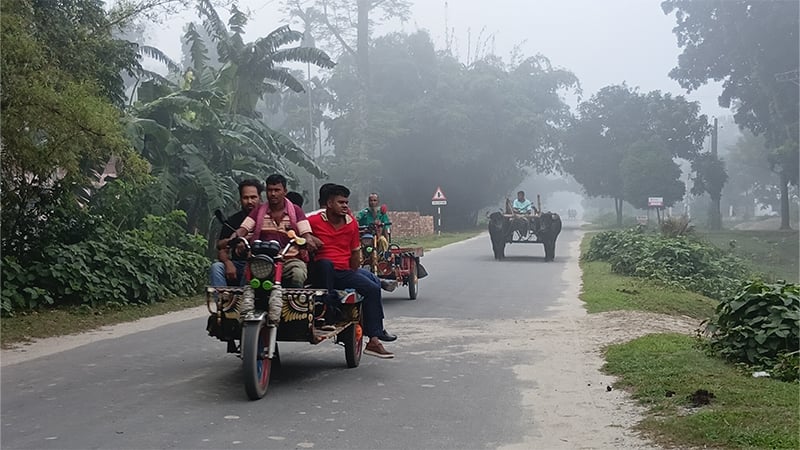 আজ ভোরে তেঁতুলিয়ায় কুয়াশার সঙ্গে ছিল হালকা হিমেল বাতাস