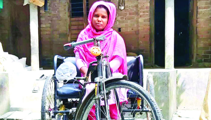 পারুলার একটি চাকরি চাই