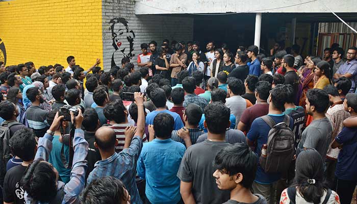 বুয়েটের প্রধান ফটকে তালা, ভিসির কার্যালয়ের সামানে শিক্ষার্থীদের অবস্থান