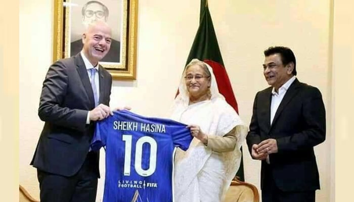 প্রধানমন্ত্রীকে জার্সি উপহার দিলেন ফিফা প্রেসিডেন্ট