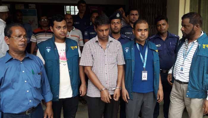 ঘুষ নেওয়ার সময় হাতেনাতে ধরা অফিস সহকারী