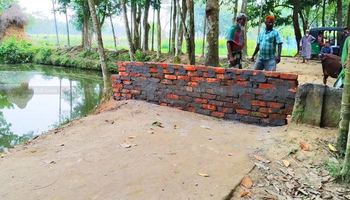 কমলগঞ্জে বাড়ির রাস্তায় দেয়াল নির্মাণ, দুর্ভোগে ১০ পরিবার
