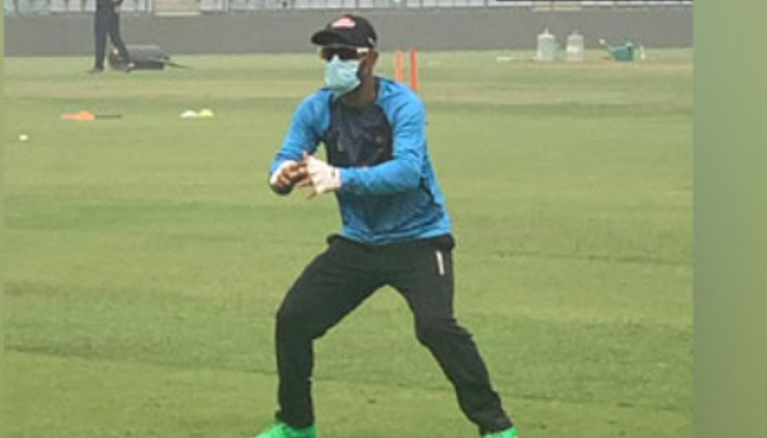 মাস্ক পরে অনুশীলন লিটনের