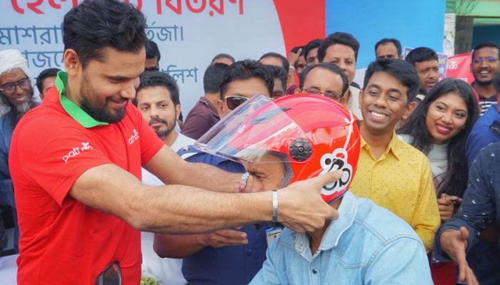 সড়ক নিরাপত্তায় মাশরাফির হেলমেট বিতরণ