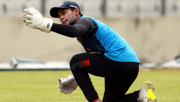 টেস্টে কিপিং ছাড়ছেন মুশফিক