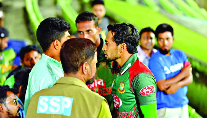 দর্শকের কটূক্তি: রেগে গেলেন মুশফিক