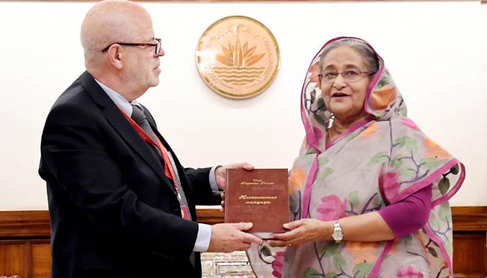 রুশ ভাষায় প্রকাশিত ৩ বই প্রধানমন্ত্রীকে হস্তান্তর