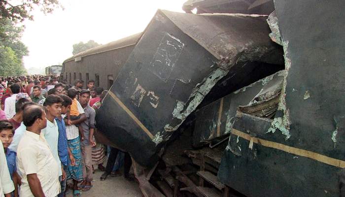 দুর্ঘটনায় উত্তরবঙ্গ মেইল, নিহত ১