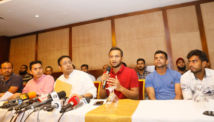 আলোচনা করতে বিসিবিতে সাকিবরা