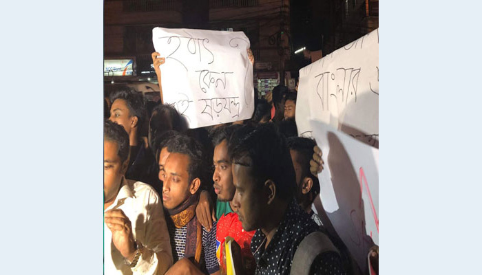 সাকিবের নিষেধাজ্ঞার প্রতিবাদে বিক্ষোভ