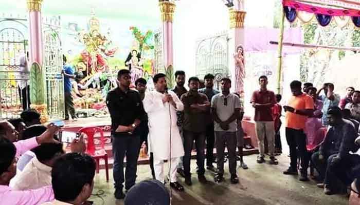 ফরিদপুরে বিএনপি নেতা বাবুলের পূজামণ্ডপ পরিদর্শন