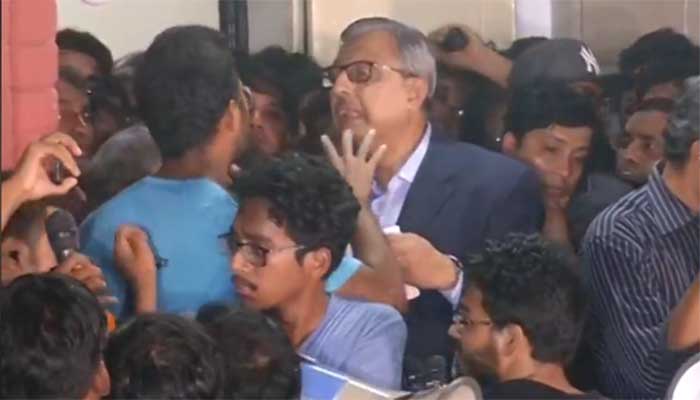 শিক্ষার্থীদের তোপের মুখে বুয়েট ভিসি, 'ভুয়া ভুয়া' বলে স্লোগান