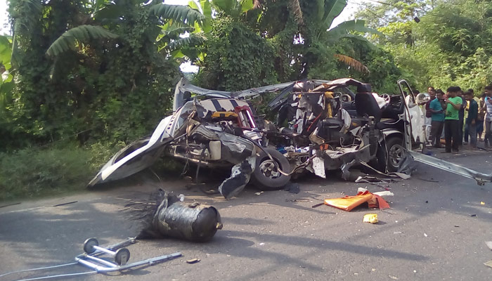 আনোয়ারায় অ্যাম্বুলেন্সের সিলিন্ডার বিস্ফোরণে নিহত ৩