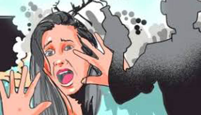 সাবেক স্বামীর ছোড়া অ্যাসিডে ঝলসে গেছে স্ত্রী ও কন্যা