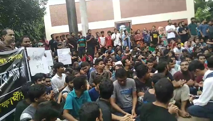 আবরার হত্যা: সাত দফা দাবিতে ক্যাম্পাসে অবস্থান শিক্ষার্থীদের