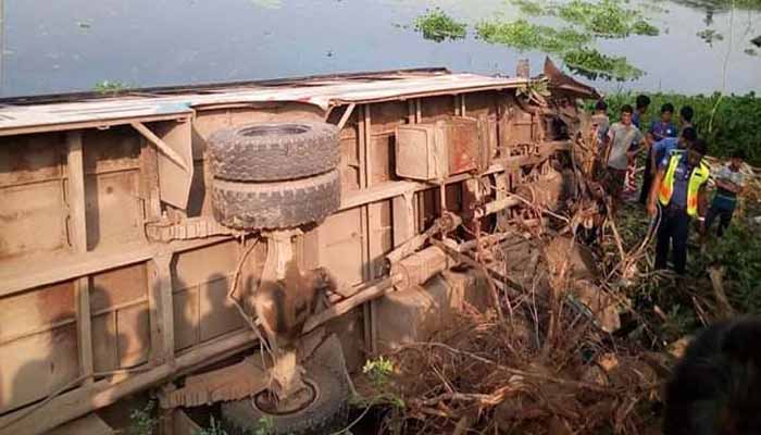 উল্লাপাড়ায় বাস খাদে পড়ে নিহত ১, আহত ৮