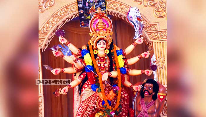 ঢাকের বাদ্যে-আরতিতে উজ্জ্বল নবমীর মণ্ডপ