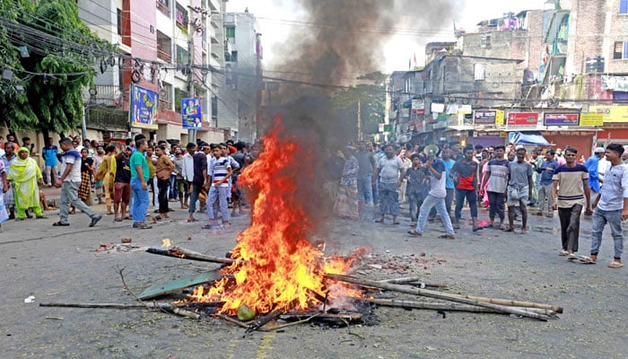 জেনেভা ক্যাম্পে সংঘর্ষ, পুলিশের গাড়িতে আগুন