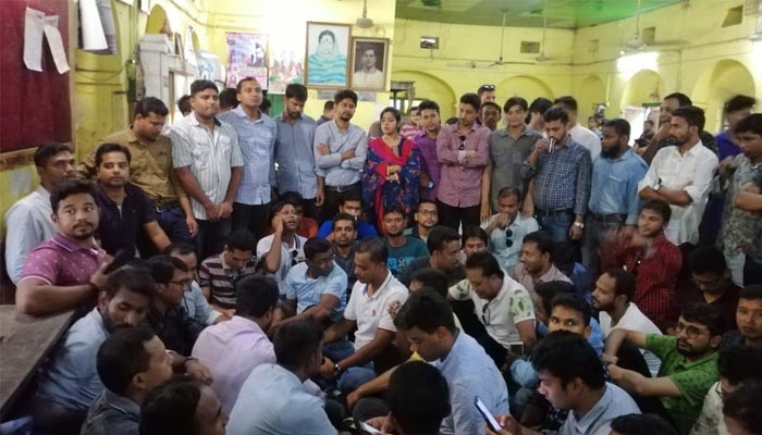 মধুর ক্যান্টিনে মেঝেতে বসে প্রতিবাদ ছাত্রদলের