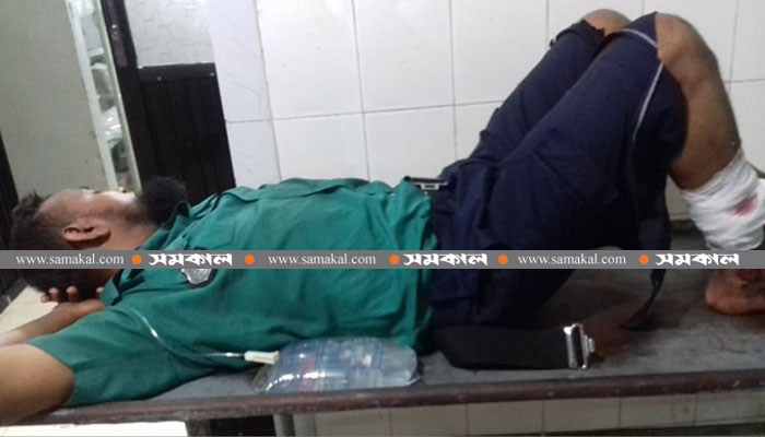 পুলিশের ওপর বোমা হামলায় জড়িত অভিযোগে গ্রেফতার ২