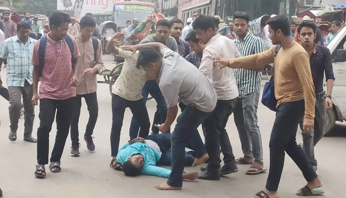জবিতে ছাত্রদলের মিছিলে ছাত্রলীগের হামলা