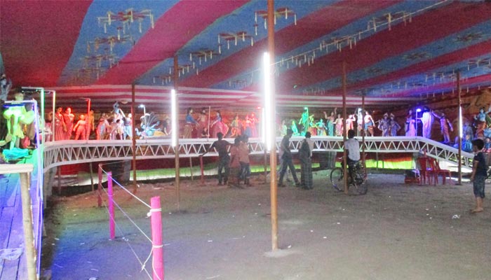 পদ্মা সেতুর আদলে প্রতিমা মঞ্চ