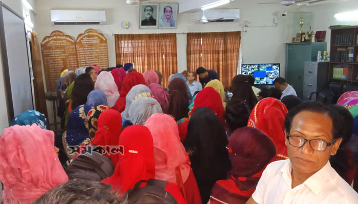 মাগুরায় কলেজ অধ্যক্ষের কক্ষ ঘেরাও ছাত্রীদের
