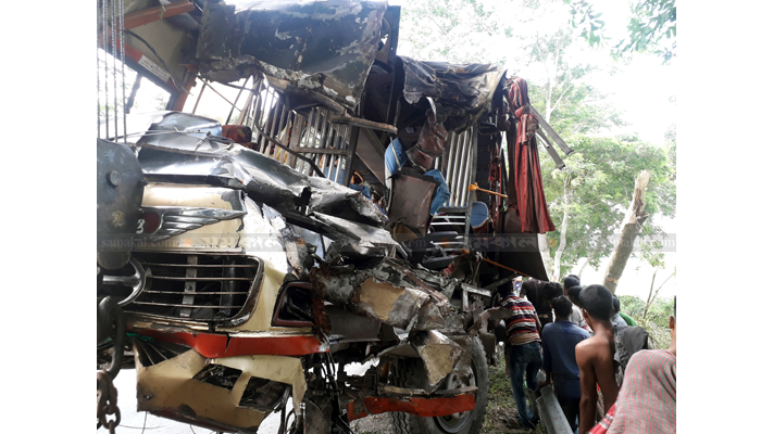 নগরকান্দায় নিয়ন্ত্রণ হারিয়ে গাছকে ধাক্কা দিল বাস, নিহত ৩