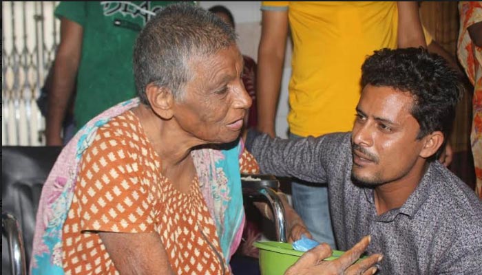 মাজারে ফেলে রাখা বৃদ্ধাকে হাসপাতালে চিকিৎসা দেওয়া হচ্ছে