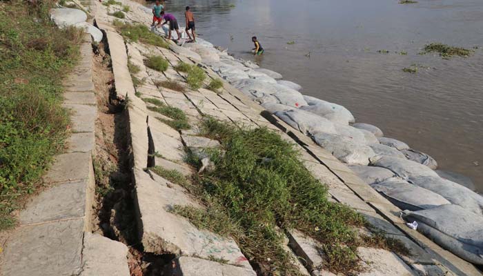 ঝুঁকিপূর্ণ রাজশাহী শহর রক্ষা বাঁধে প্রবেশে নিষেধাজ্ঞা