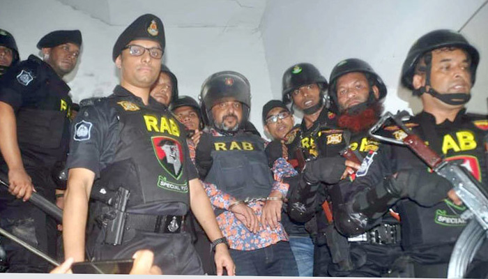 আদালতে সম্রাট, বাইরে কর্মীদের ভিড়