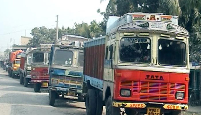 ভোমরা বন্দর দিয়ে এল ৮০ ট্রাক পেঁয়াজ