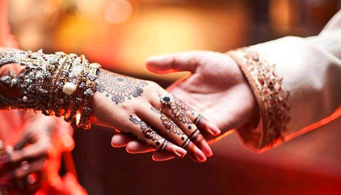 বিয়ে করতে গিয়ে পুলিশ দেখে বরের দৌড়