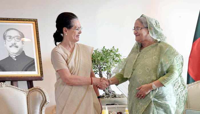 সোনিয়া গান্ধীর সঙ্গে কুশল বিনিময় করেছেন প্রধানমন্ত্রী