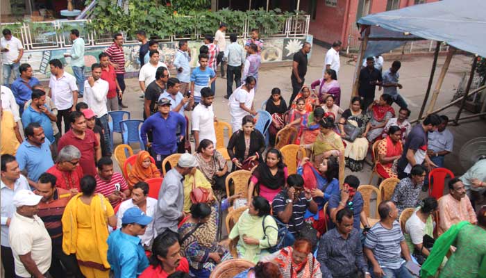 শুটিং ফ্লোর ফাঁকা, বাইরে শিল্পীদের মিছিল